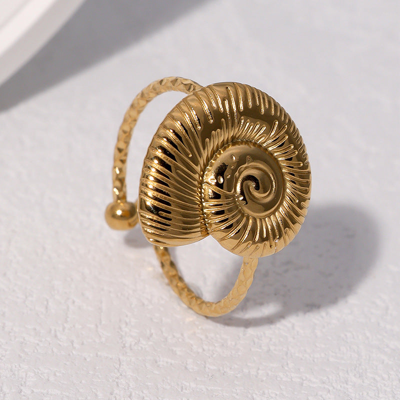 Anello da donna in acciaio al titanio placcato oro 18 carati con design geometrico minimalista a conchiglia