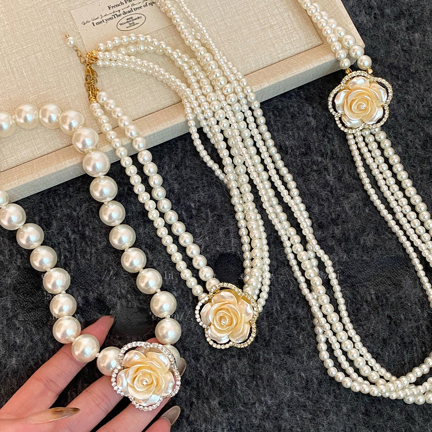 Elegante collar de perlas floral vintage francés con detalles de diamantes de imitación para mujer, delicada cadena a la clavícula con acabado chapado