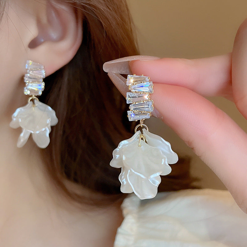 Orecchini a perno con perle dolci, eleganti e floreali per donna con perni in argento sterling 925