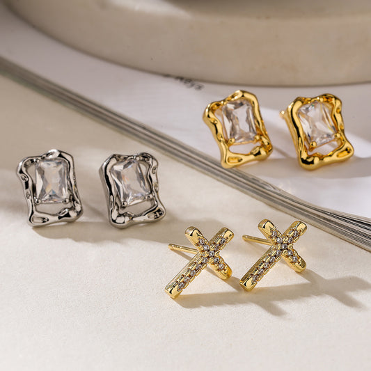 Pendientes de tachuela de cruz geométrica minimalista en latón con baño de oro de 18 quilates e incrustaciones de circonitas para mujer