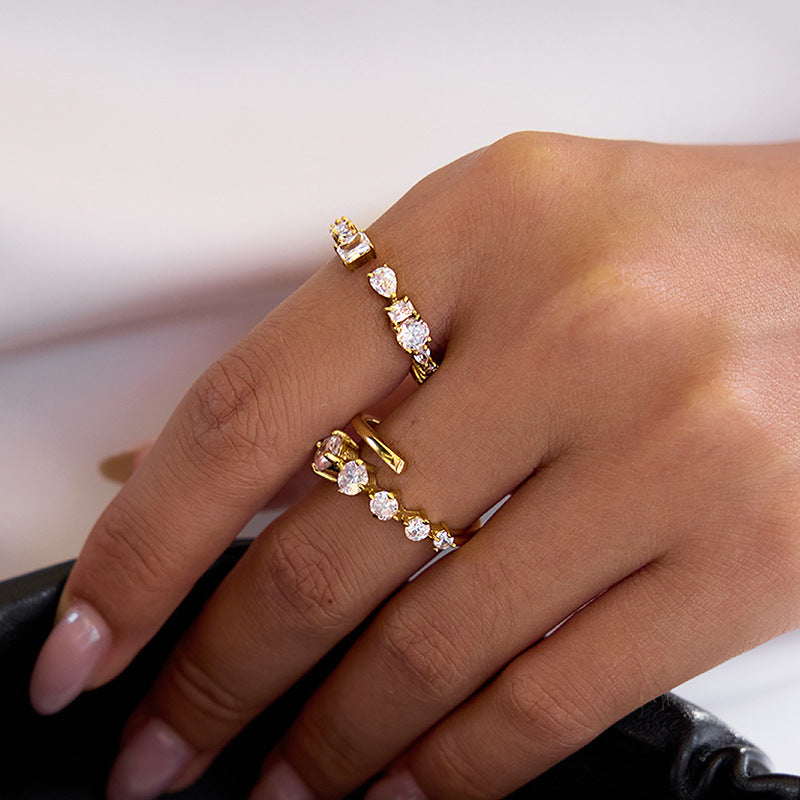 Anello geometrico da donna in acciaio al titanio con intarsio in strass e finitura placcata