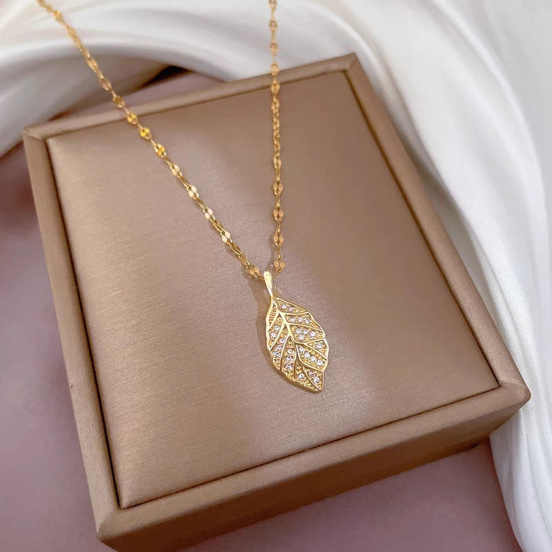 Collana Minimalista Unisex in Acciaio al Titanio a Forma di Foglia con Ciondolo in Rame su Catena Box
