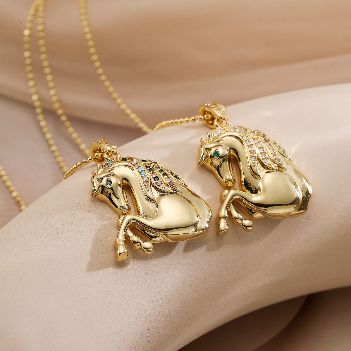Collana con pendente minimalista a forma di cavallo in rame placcato oro e intarsio di zirconi da donna