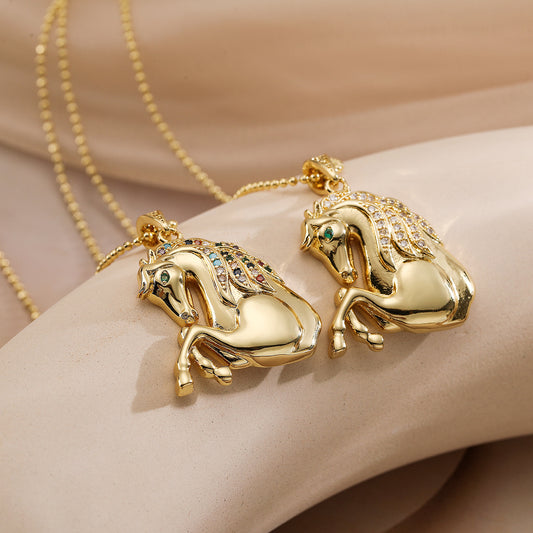 Collana con pendente minimalista a forma di cavallo in rame placcato oro e intarsio di zirconi da donna