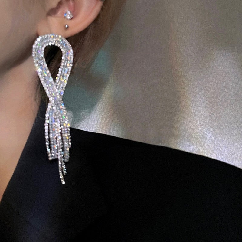 Orecchini a perno di lusso con lega geometrica irregolare e intarsio di strass, placcati argento, alla moda e versatili da donna