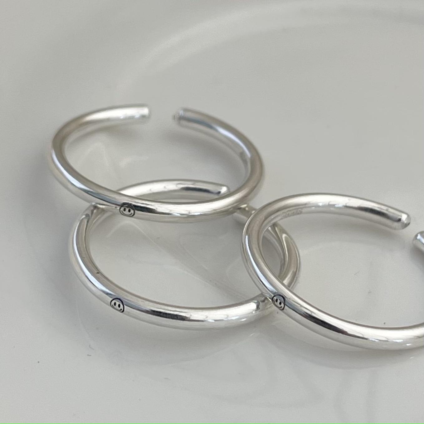 Anillo minimalista de plata de ley 925 con forma de corazón, acabado pulido liso y acento cuadrado biselado