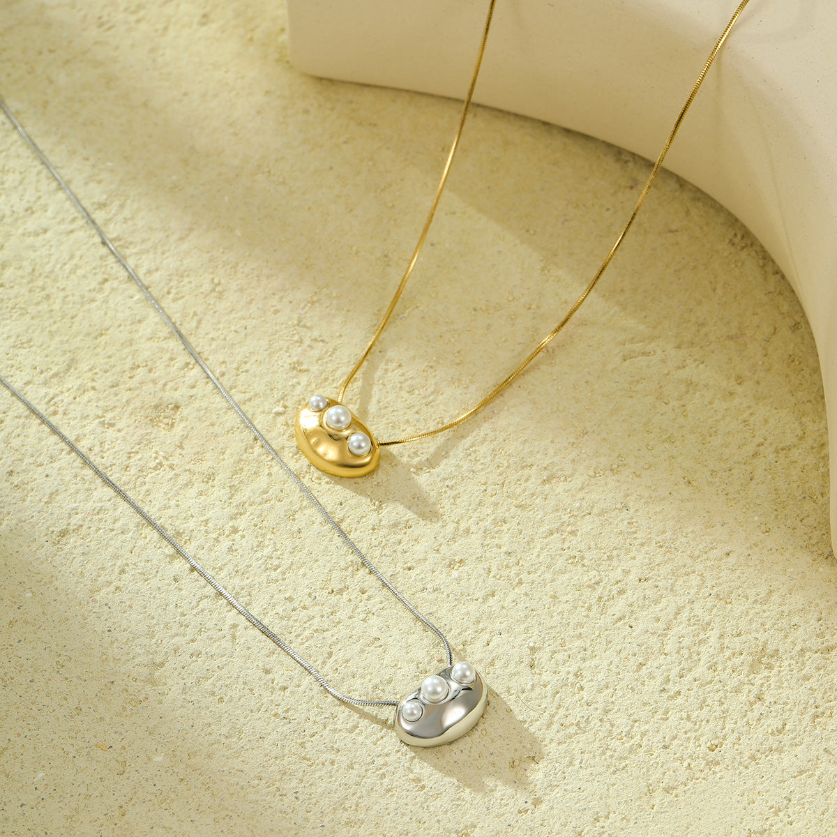 Collar con Colgante Geométrico Minimalista de Acero Inoxidable con Acabado Chapado en Cadena de Serpiente para Mujer