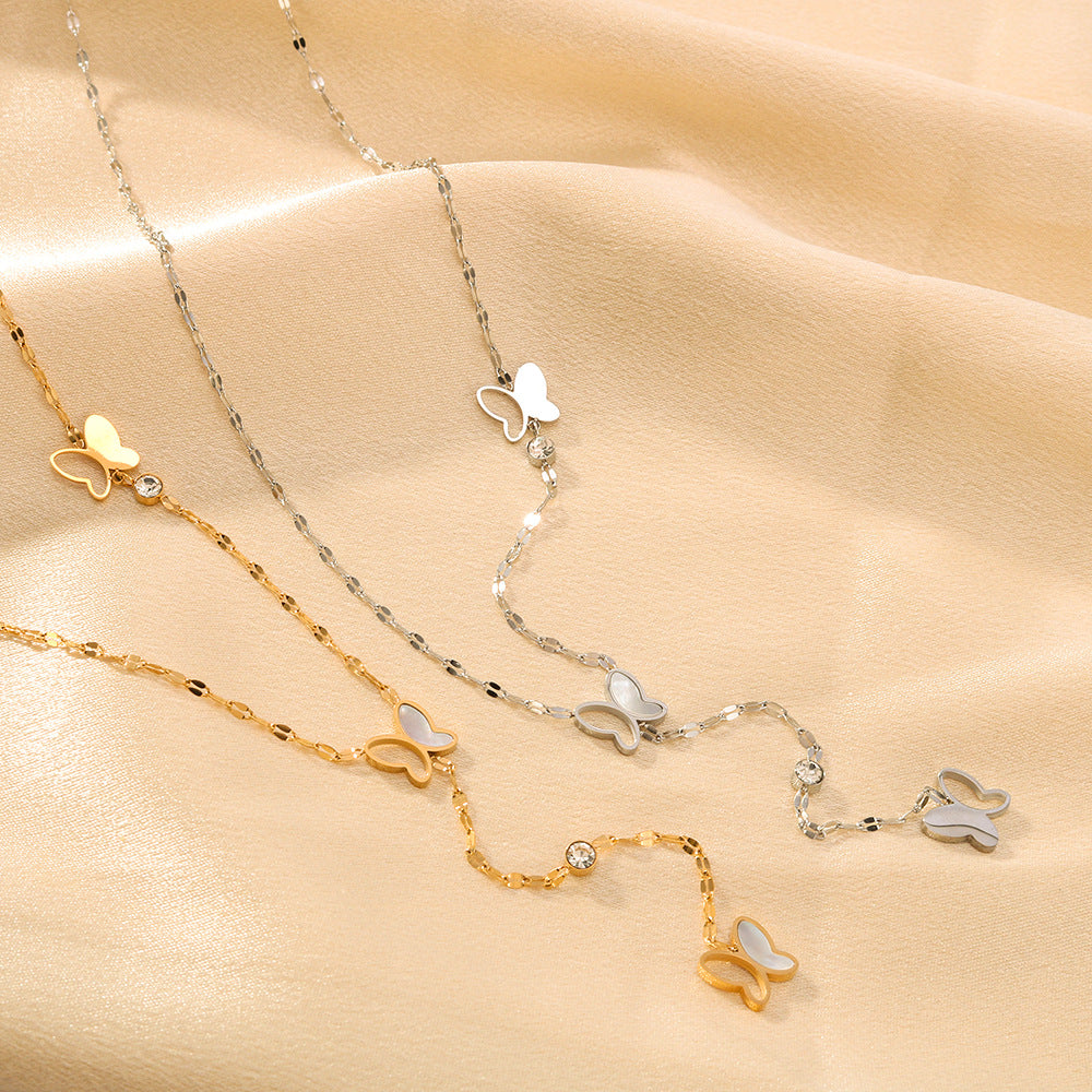 Collana pendente a farfalla minimalista in acciaio al titanio con placcatura in oro 18 carati su catena a O da donna