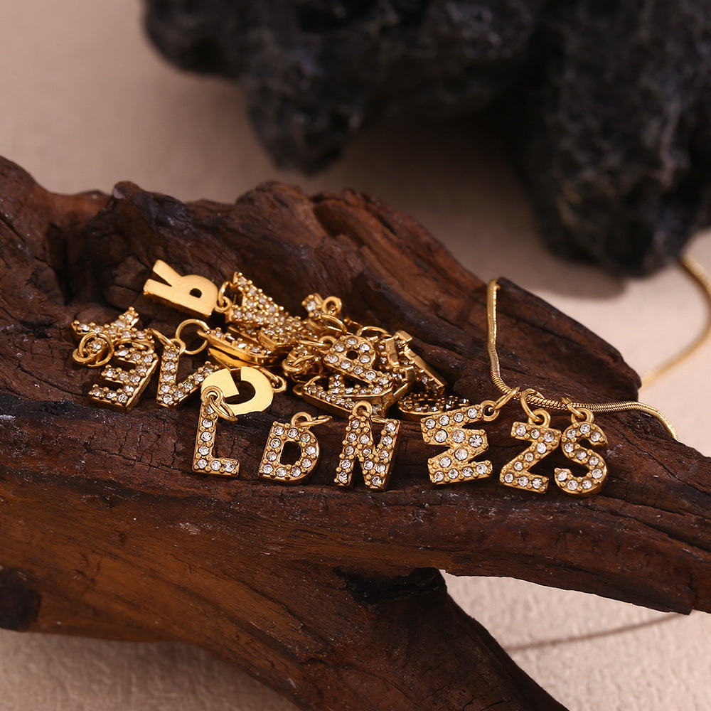 Collana pendente con iniziale in acciaio inossidabile placcato oro 18K e intarsio di strass, stile minimalista