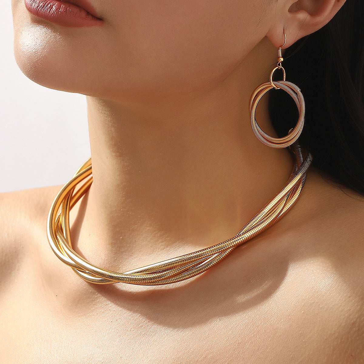 Conjunto de collar y pendientes de metal entrelazado de tres hebras multicapa con cadena de serpiente geométrica estilo punk con acabado chapado