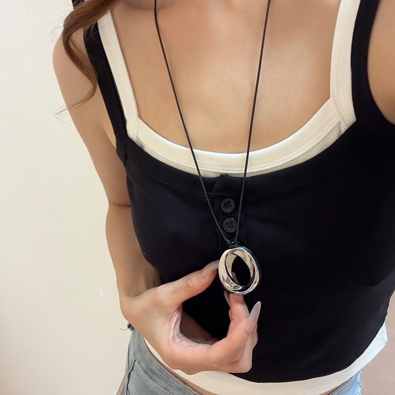 Collana con Pendente Geometrico Minimalista da Donna in Lega con Finitura Elettroplaccata — Catena Leggera per Maglione, Accessorio di Lusso Versatile