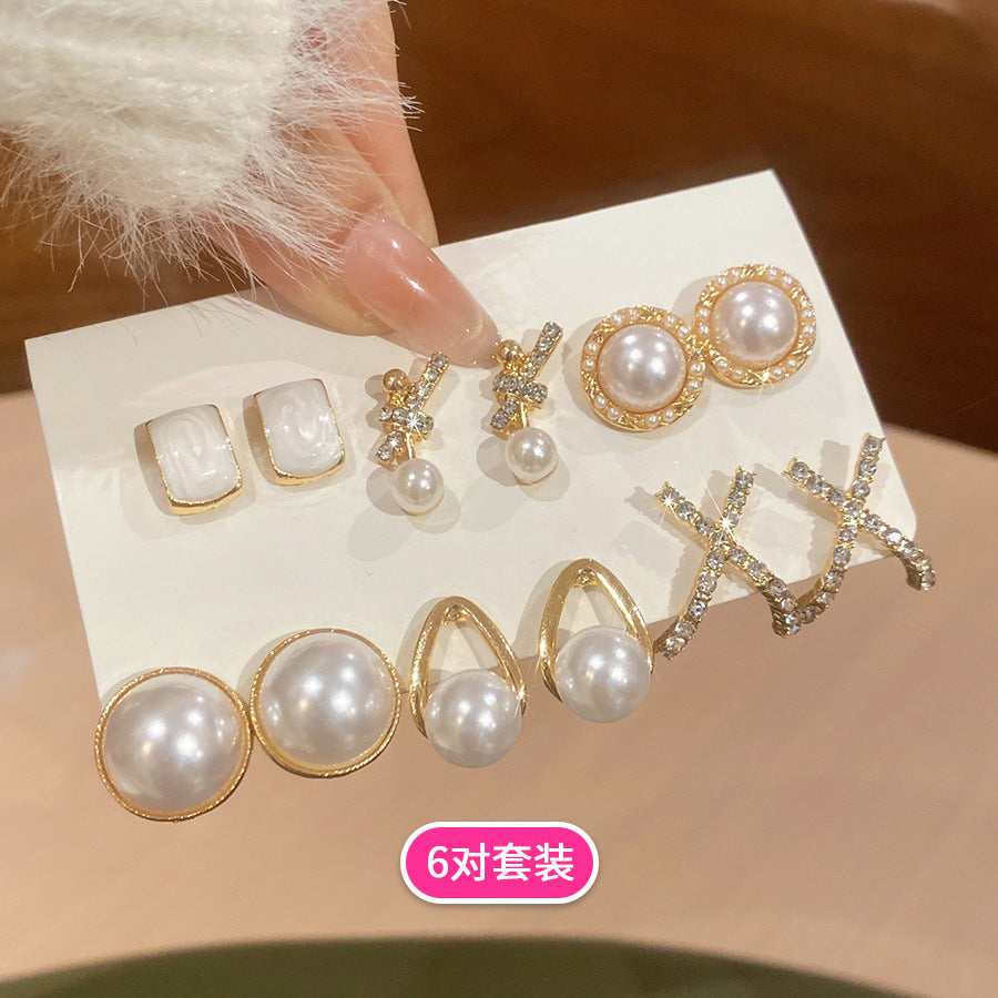 Set di Orecchini a Perno Eleganti con Perle Floreali da Donna con Perni in Acciaio al Titanio e Finitura Smaltata per un Look Lussuoso Quotidiano