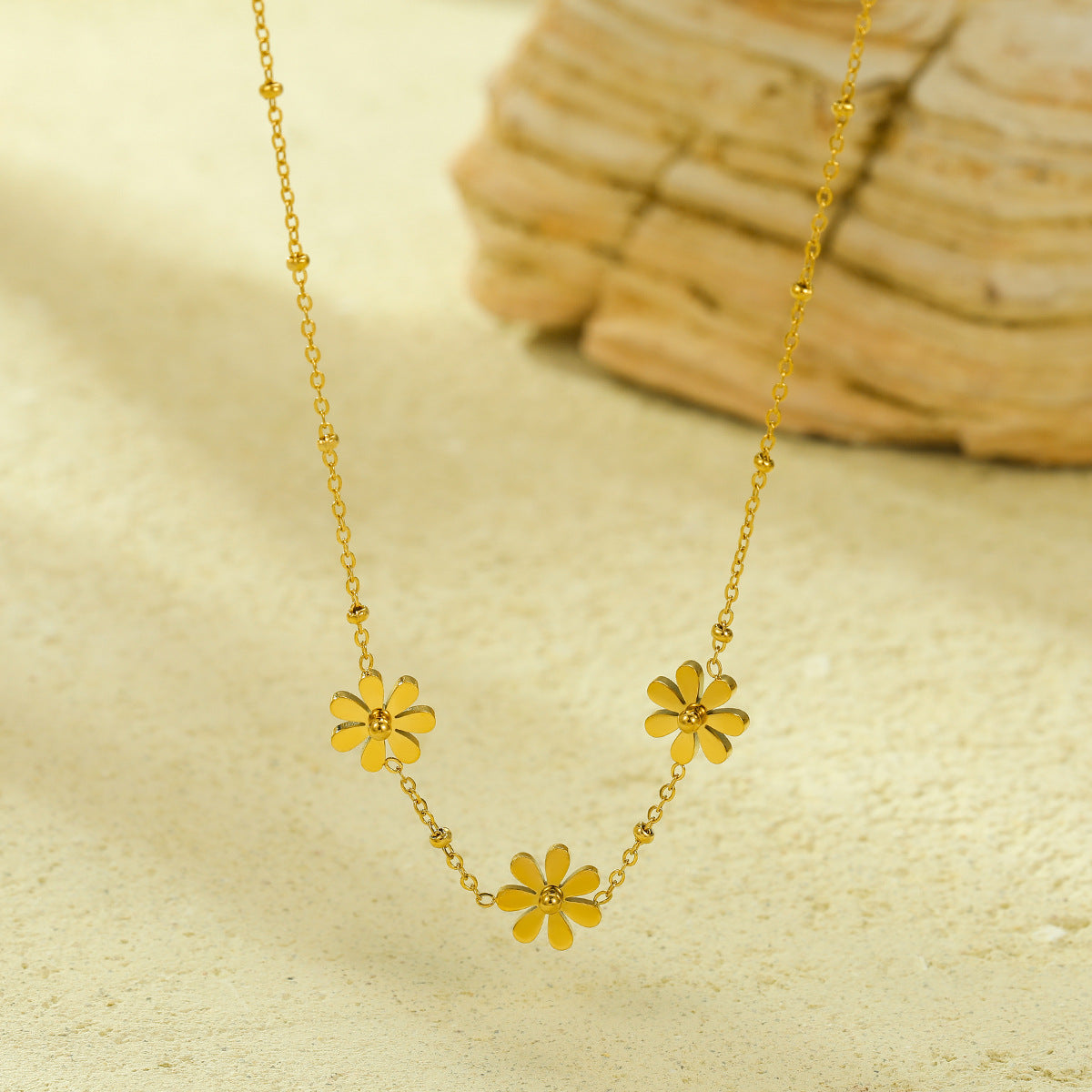 Collar con colgante de girasol y margarita natural para mujer, de acero inoxidable chapado en oro de 18 quilates, cadena minimalista para clavícula