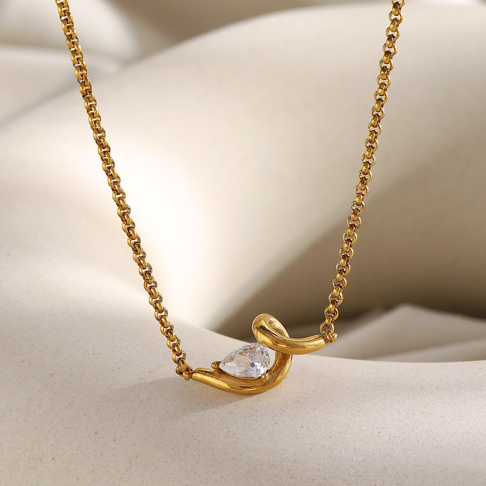 Collana con Pendente a Goccia Minimalista in Acciaio Inox con Placcatura in Oro 18K, Accenti di Zirconi e Perle Rotonde su Catena Standard