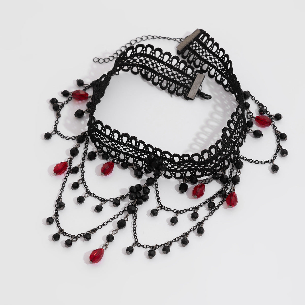 Collana Gotica da Donna Stile Dark con Ciondolo Geometrico, Intarsio di Strass Rossi e Catena in Pizzo