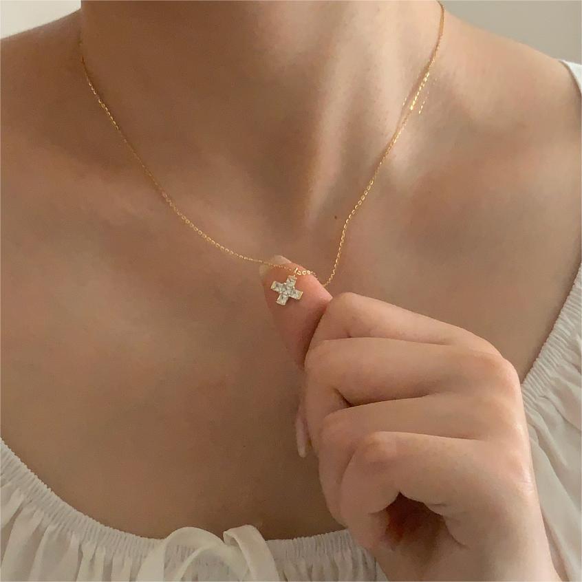 Collar con colgante de cruz minimalista en plata de ley 925 con baño de oro en cadena tipo caja