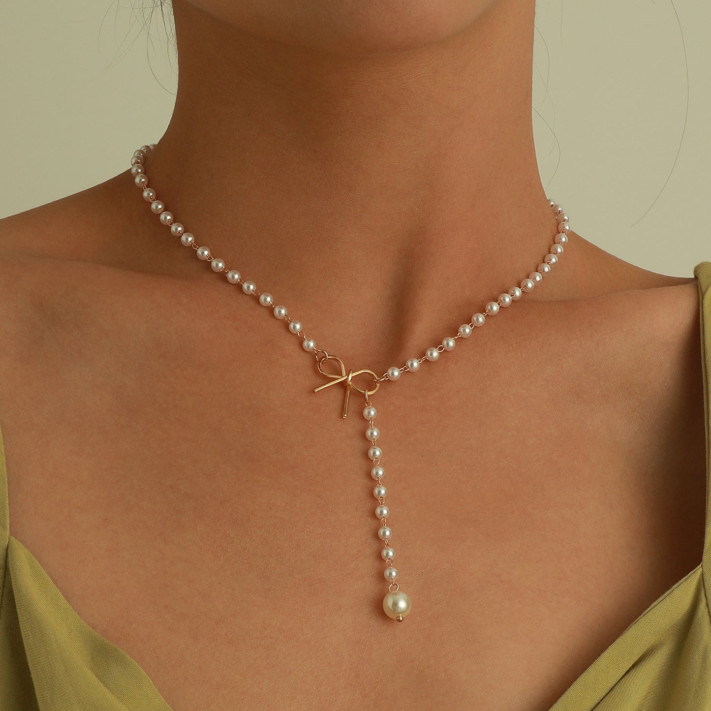 Collana da donna a pendente minimalista a forma di fiocco in lega con ciondolo in madreperla perlata e finitura placcata