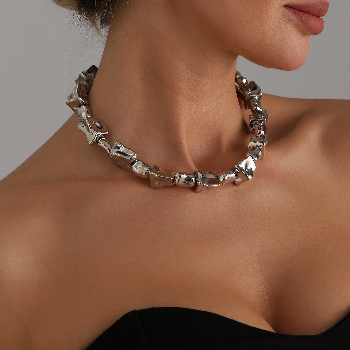 Minimalist Geometric Irregular Pendant Necklace for Women with Electroplated Plastic Resin and Clavicle Chain