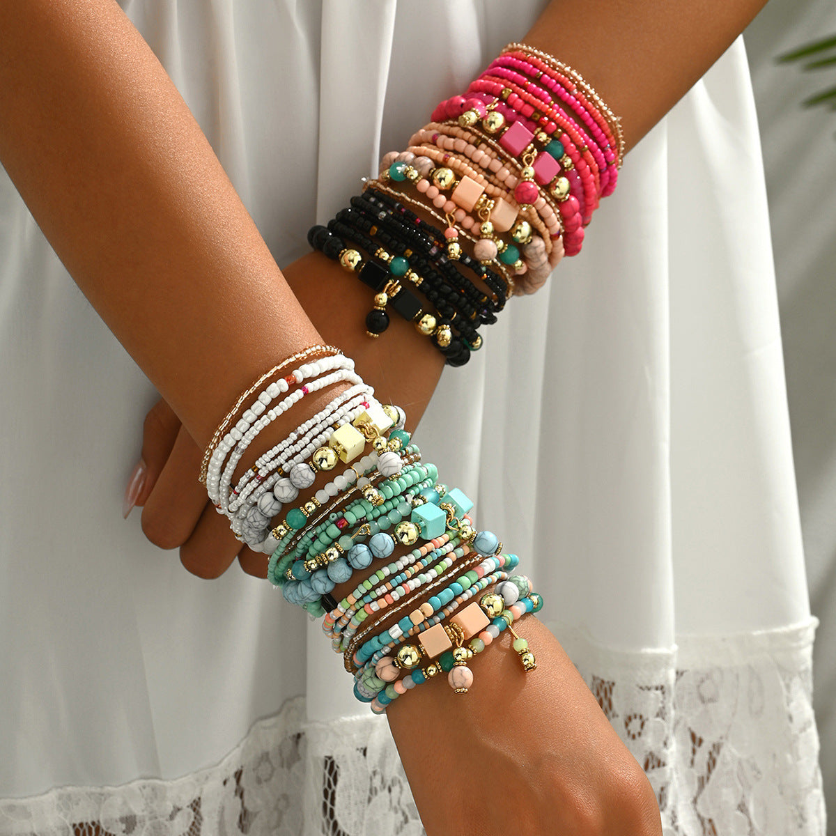 Pulsera de mujer estilo bohemio de múltiples capas con cuentas coloridas tejidas de acrílico en formas geométricas para uso casual a la moda