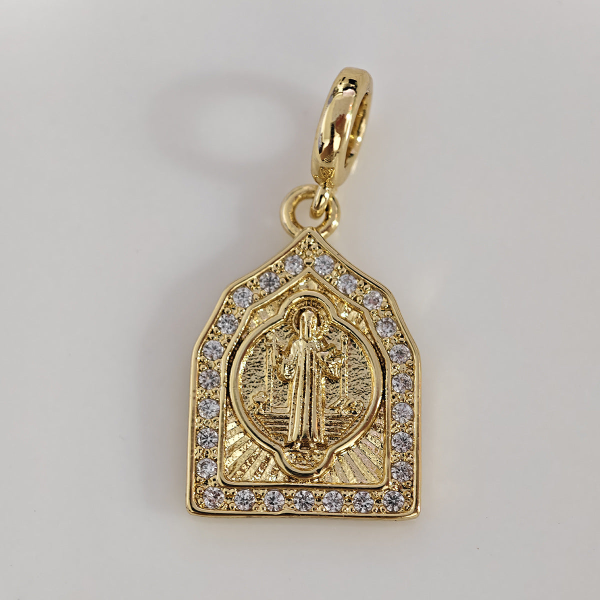 Ciondolo a Lettera Minimalista in Ottone Placcato Oro 18K con Barretta Charm con Zirconia Cubica Incastonata
