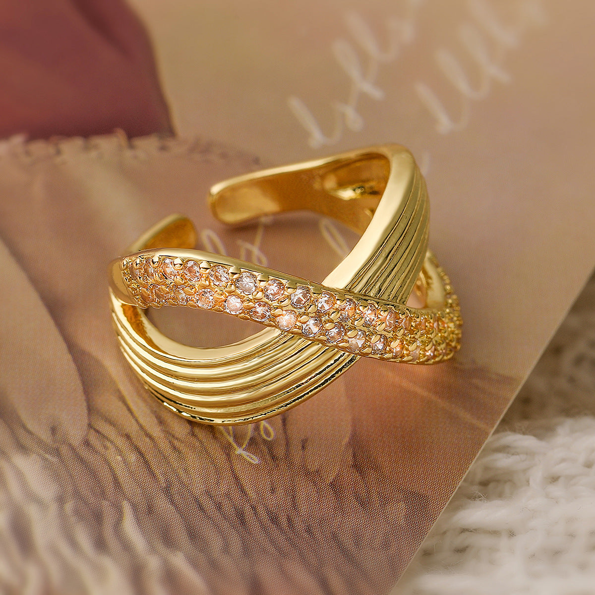 Anello Aperto Geometrico da Donna con Base in Rame Placcata Oro 18K e Zirconi Micro-Incastonati