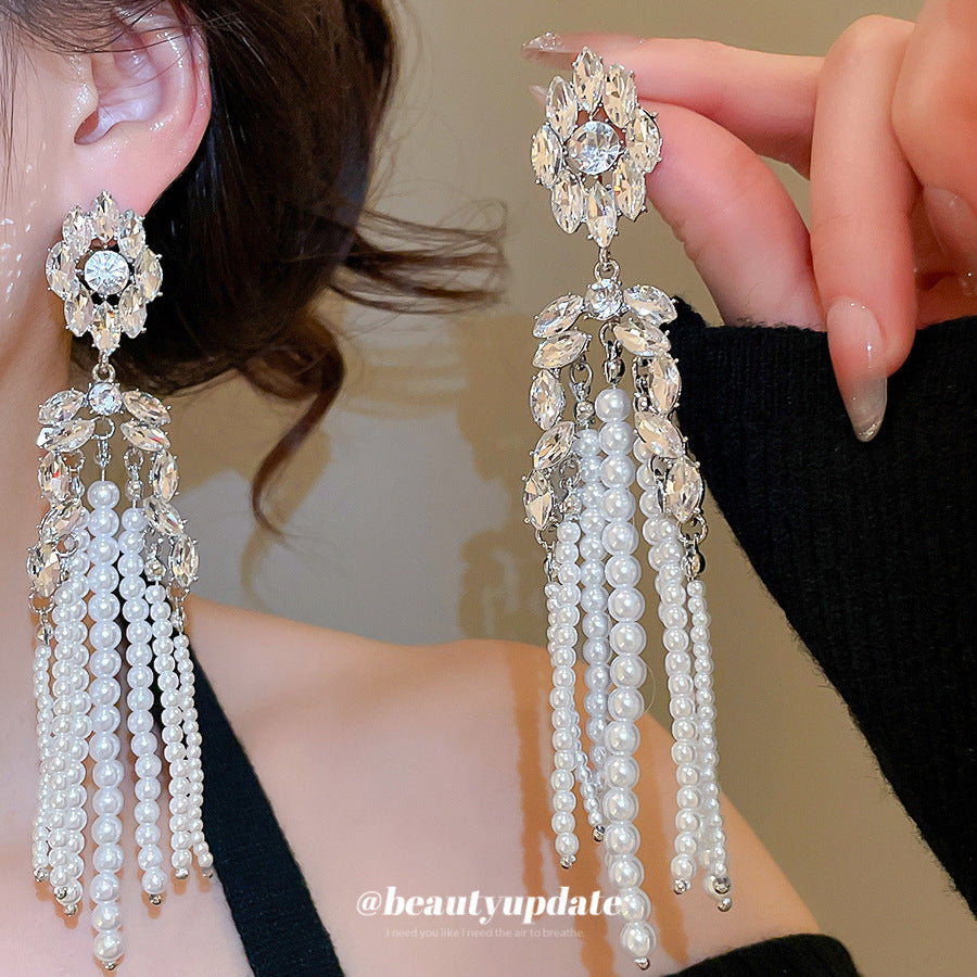 Orecchini a perno di lusso con perle floreali, accenti di strass e nappe pendenti per donna