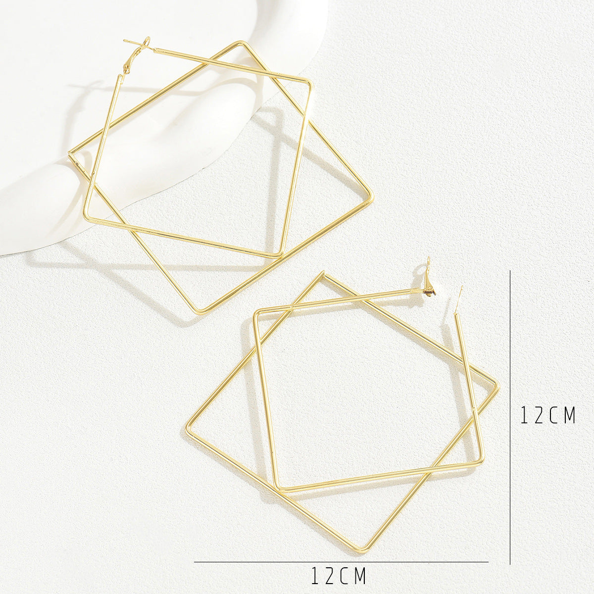 Pendientes geométricos para mujer inspirados en Chanel con aleación chapada en oro de 18 quilates y postes de acero inoxidable
