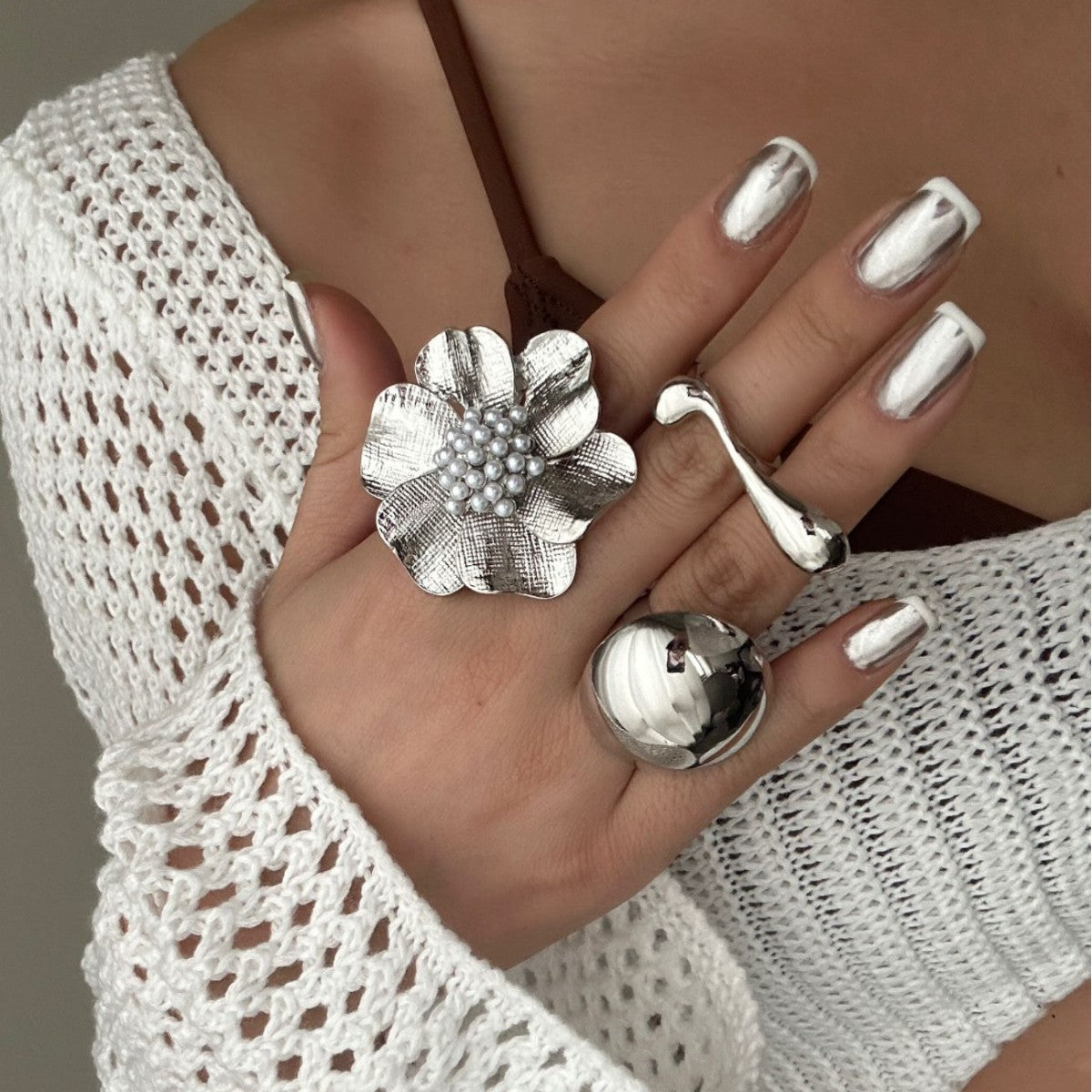 Elegante Anillo de Perlas Redondas con Diseño Floral de Aleación para Mujer