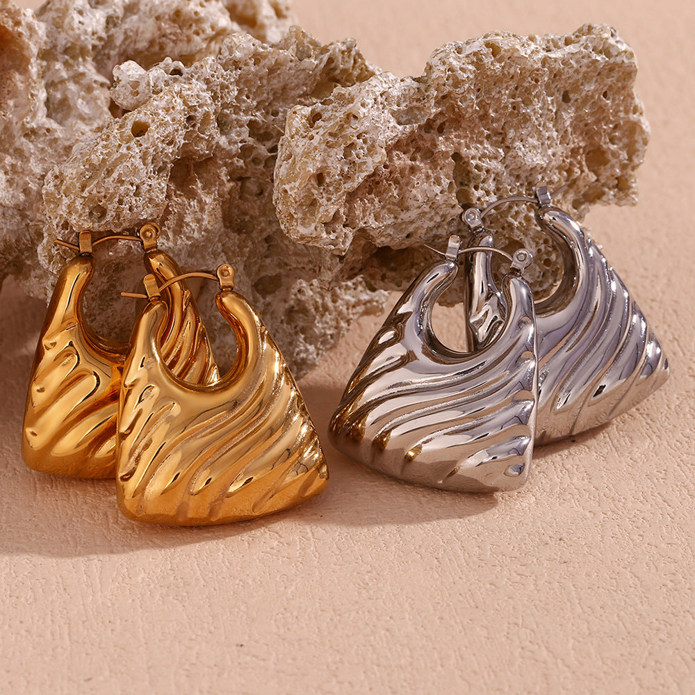 Orecchini a clip geometrici alla moda in acciaio inossidabile con placcatura in oro 18 carati e texture ondulata diagonale da donna