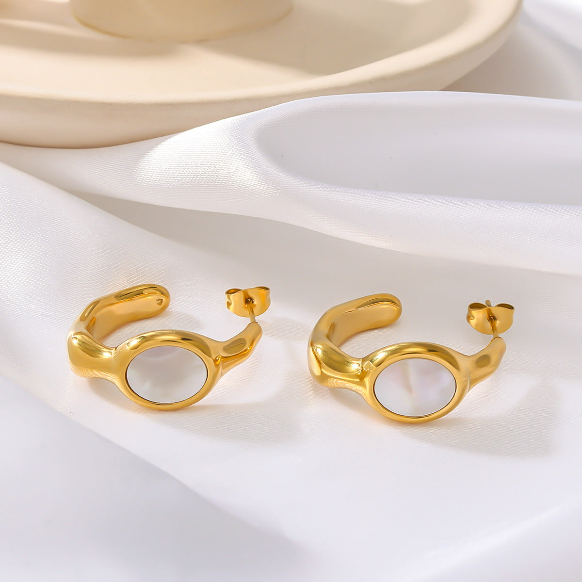 Orecchini geometrici in acciaio inossidabile stile corte francese vintage con finitura placcata sottovuoto in oro 18K e intarsio in abalone bianco con design a C da donna