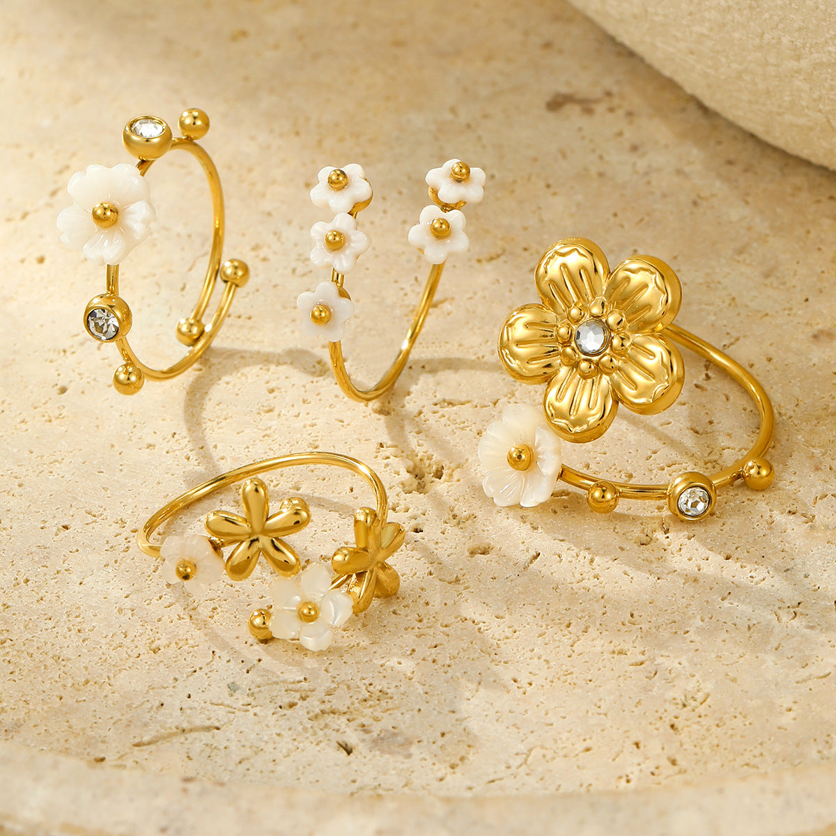 Anello Elegante in Acciaio al Titanio a Forma di Fiore con Placcatura in Oro 18K e Intarsio di Zirconi per Donna