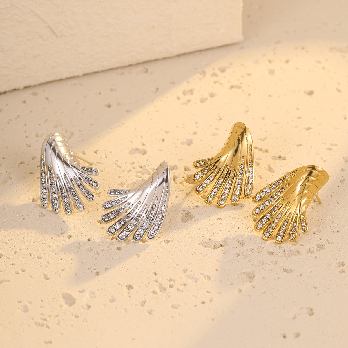 Orecchini a perno da donna alla moda irregolari a forma di ala in acciaio inossidabile con zirconia micro-incastonata