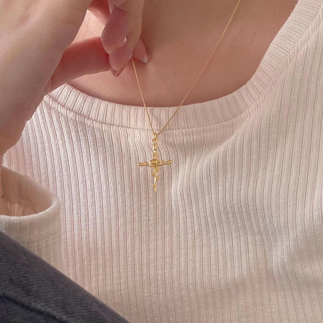 Elegante collana a croce con rosa in stile francese da donna in argento sterling 925 con design geometrico e catena a maglie