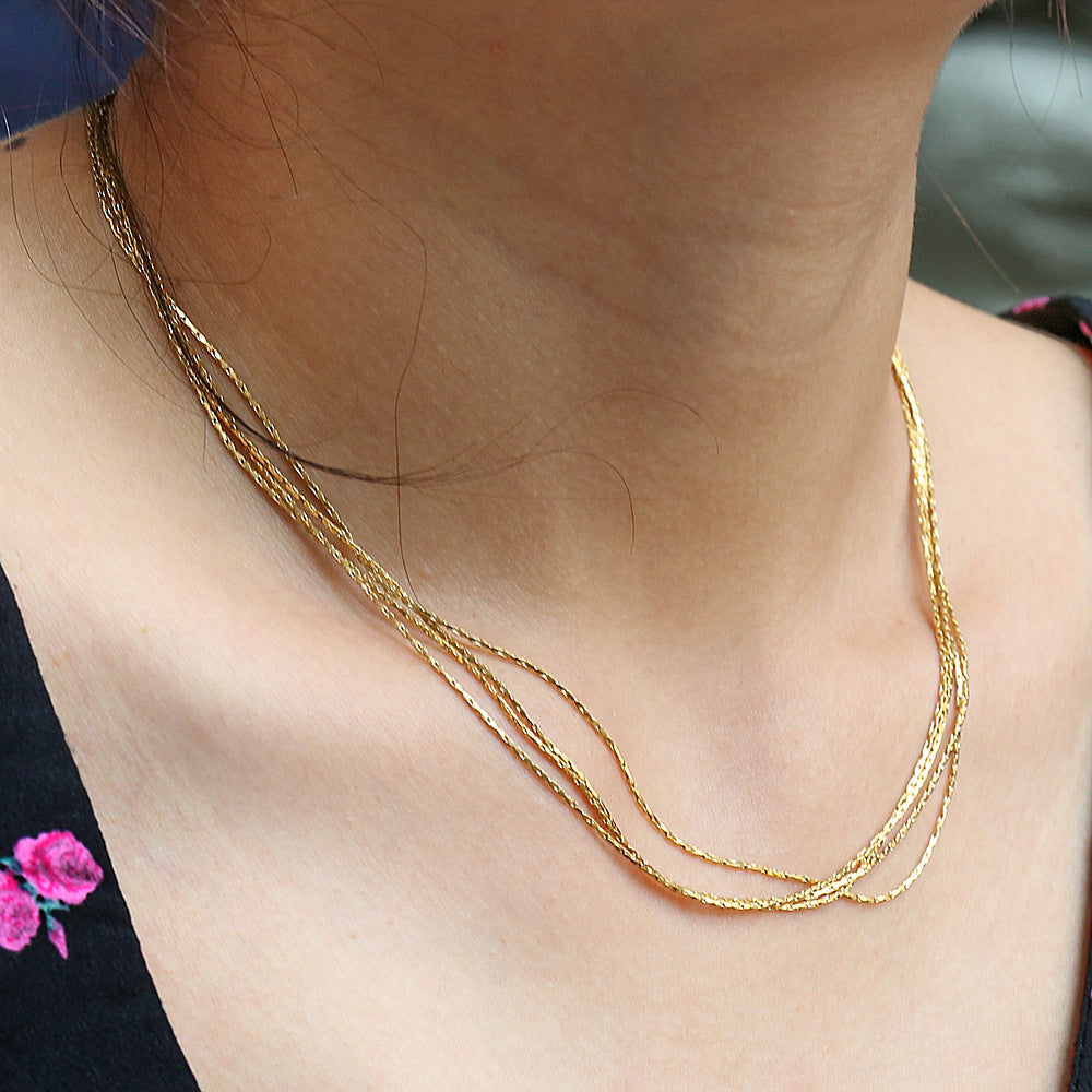 Collar minimalista de acero de titanio con diseño geométrico francés y cadena de serpiente para mujer