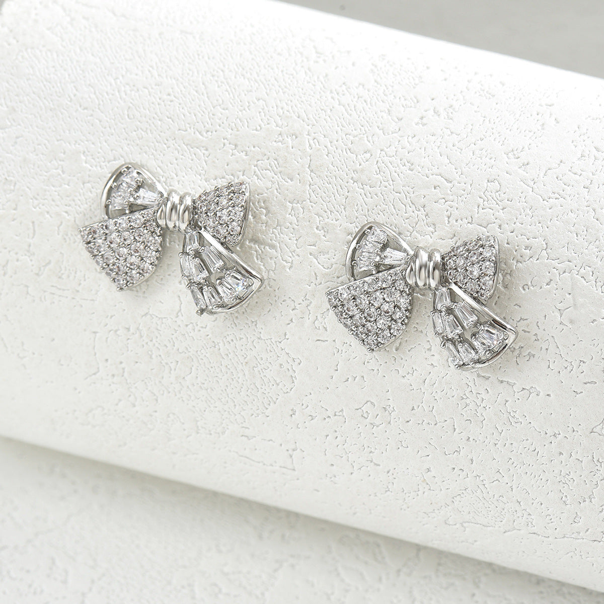 Pendientes de cobre con forma de lazo minimalista y circonitas para mujer