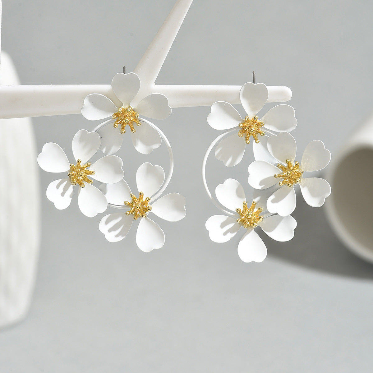 Orecchini a perno da donna eleganti e minimalisti con motivo floreale in acrilico, base in lega e finitura galvanizzata