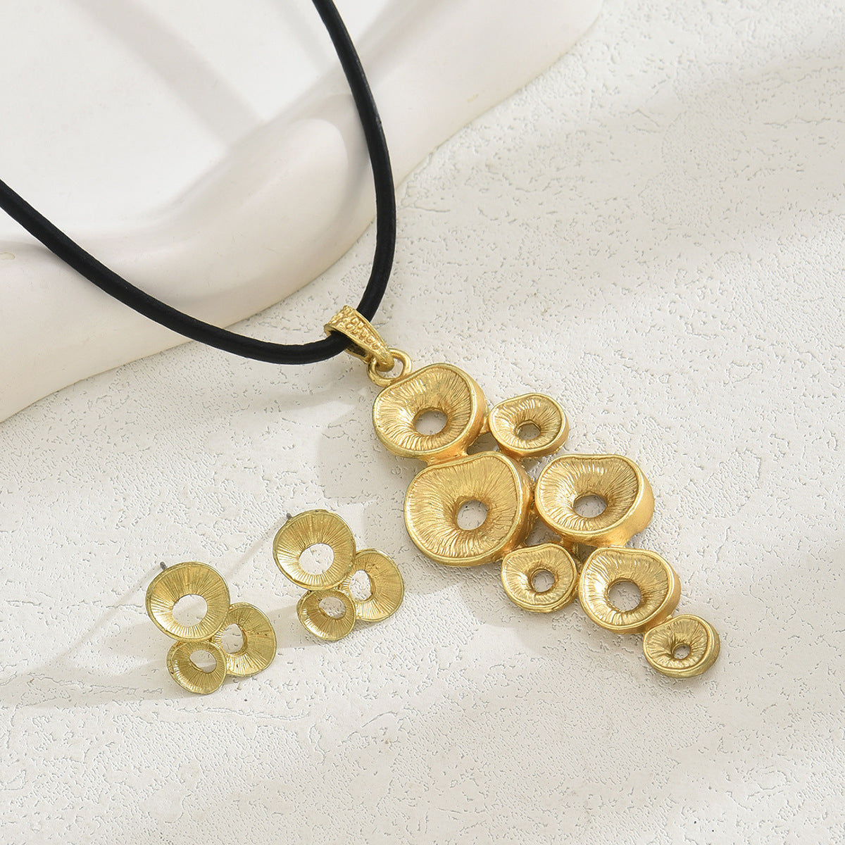 Juego de collar con colgante de cobre geométrico irregular minimalista inspirado en Chanel con aretes a juego para mujer