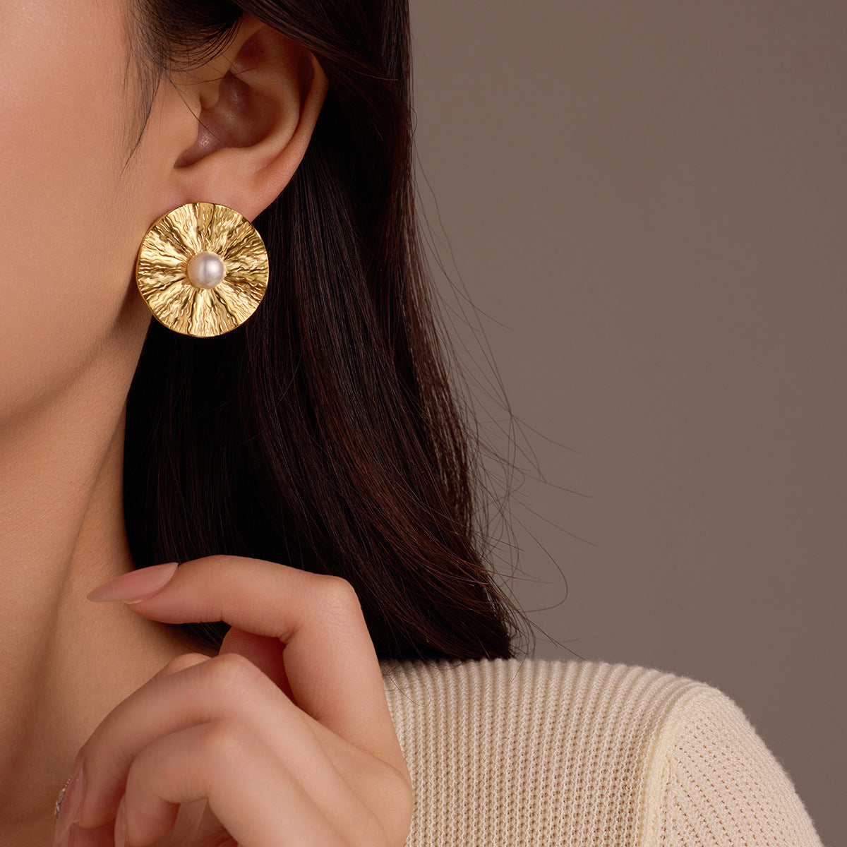 Pendientes de botón de acero inoxidable con perlas redondas y volantes irregulares estilo vintage para mujer con acabado chapado