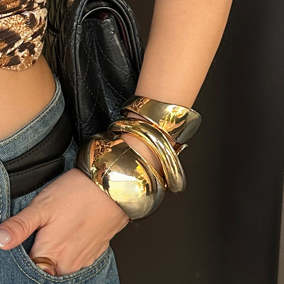 Pulsera de espiral irregular estilo punk para mujer, fabricada en aleación con acabado chapado