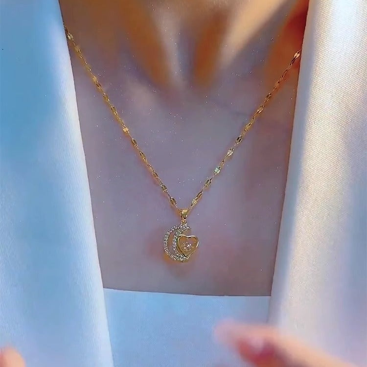 Collana pendente minimalista luna e cuore da donna in acciaio al titanio placcato oro, stile catena a serpente