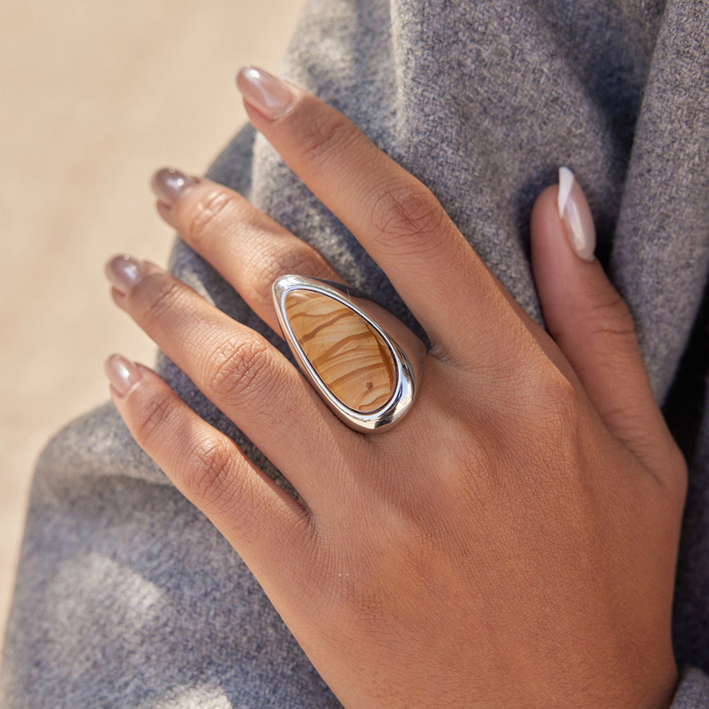 Anillo de acero de titanio con grano de madera geométrica estilo vintage para mujer con banda de acero inoxidable con chapado de oro al vacío PVD