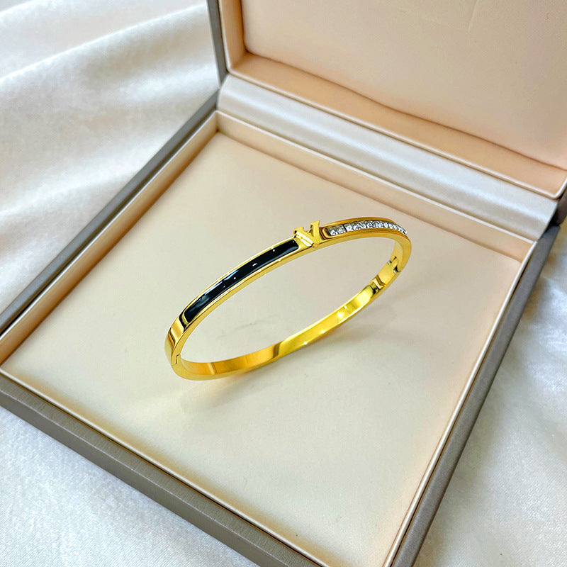 Bracciale minimalista in titanio e acciaio placcato oro rosa con intarsio in strass e design dalla forma irregolare