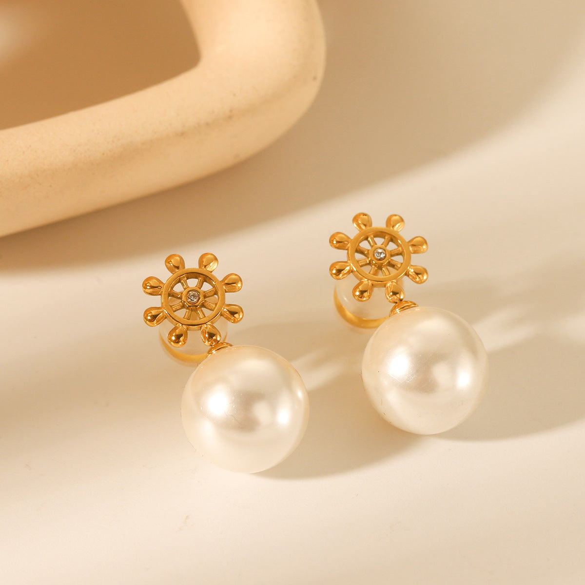 Ins Style 18K Gold Plated Stainless Steel Geometric Ship Wheel Stud Earrings with Rhinestone and Pearl for Women