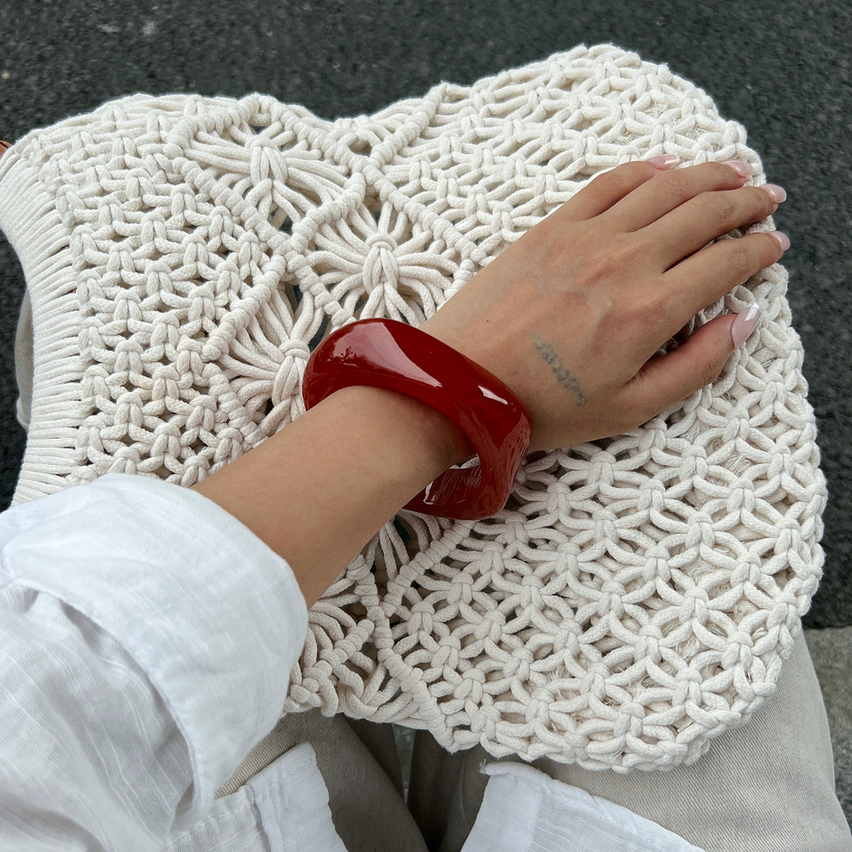 Bracciale da donna in resina oversize semi-trasparente effetto marmo ambrato vintage con forma geometrica