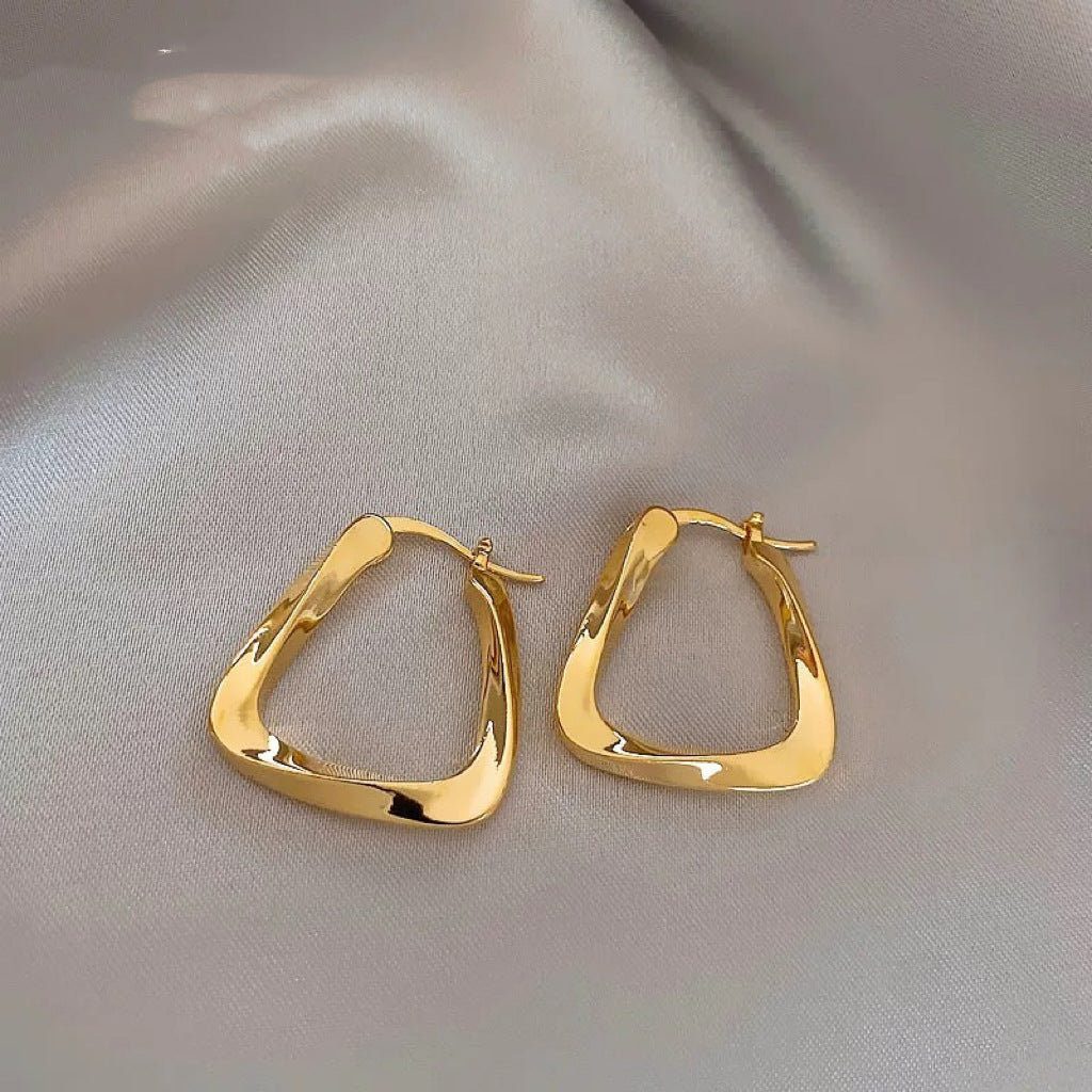 Orecchini a farfalla geometrici chic con perle d'acqua dolce e intarsio di zirconi su perni in argento sterling 925