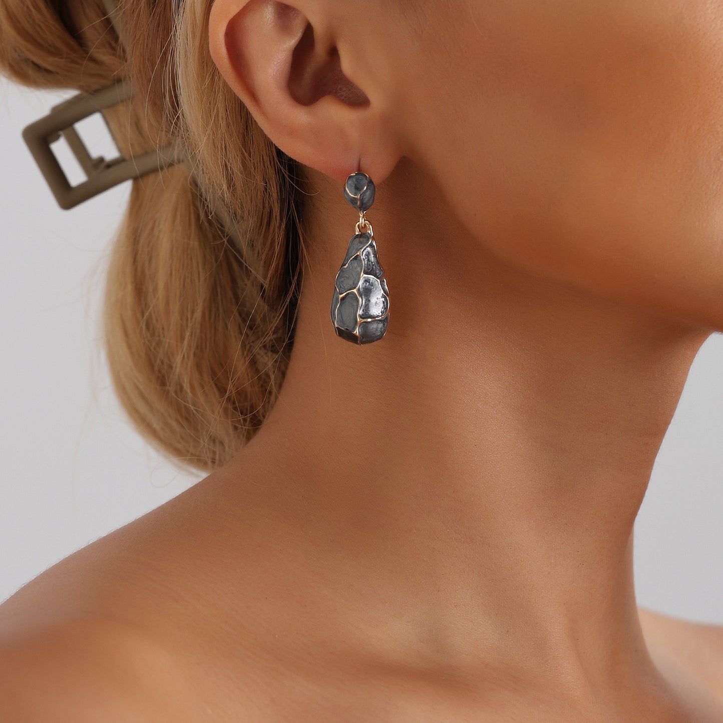 Pendientes colgantes geométricos de estilo francés vintage para mujer con acabado chapado y patrón inspirado en la naturaleza