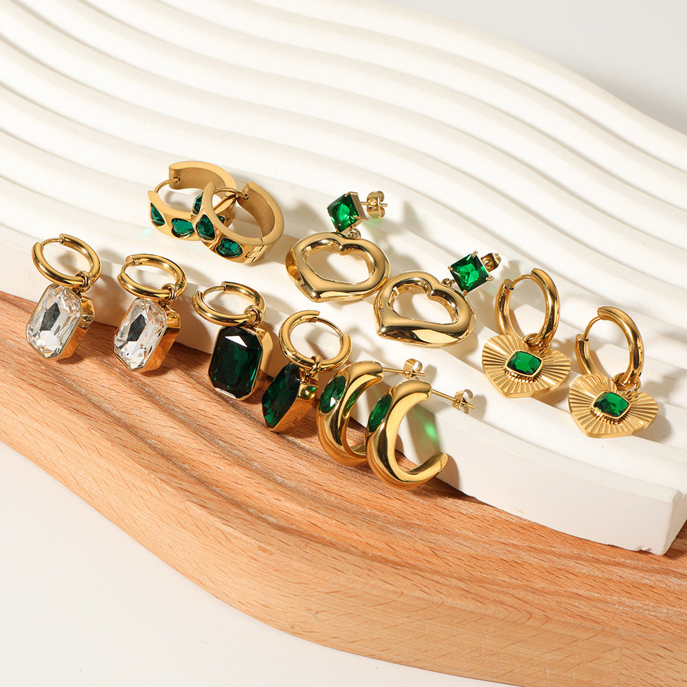 Orecchini Vintage da Donna in Acciaio al Titanio con Smeraldo Verde a Cuore, Zirconia Incastonata, Finitura Placcata e Design Elegante Minimalista