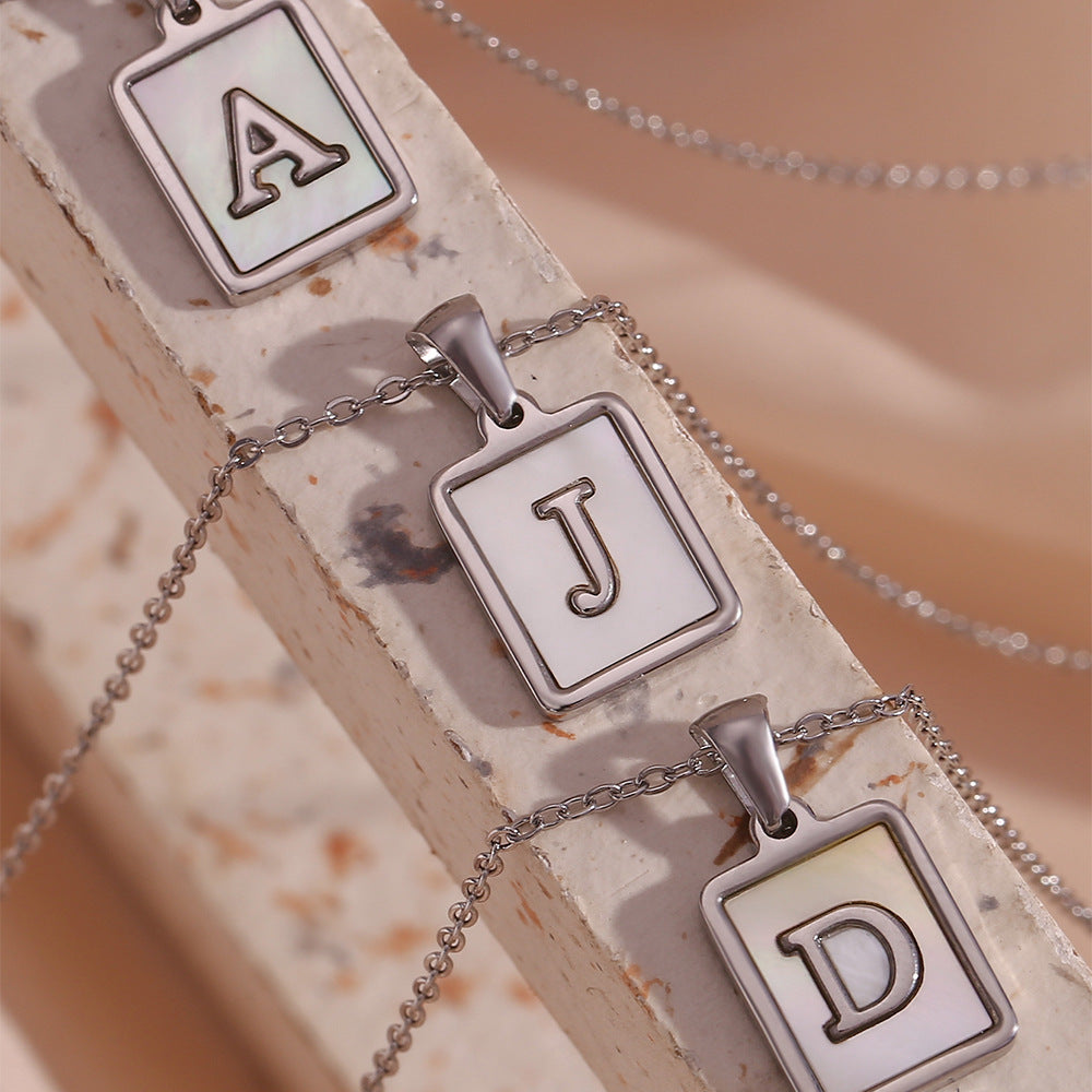 Collana con Ciondolo a Lettera Minimalista in Acciaio al Titanio per Donna con Finitura Galvanizzata e Intarsio in Madreperla Bianca Naturale