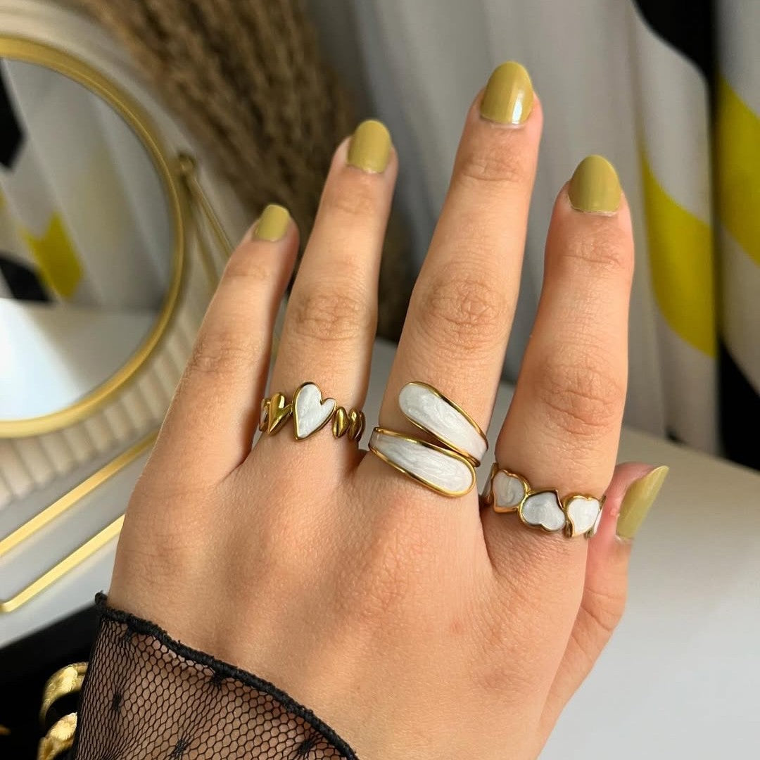 Anillo minimalista de acero de titanio con forma de girasol para mujer, con banda abierta ajustable y acabado chapado en oro