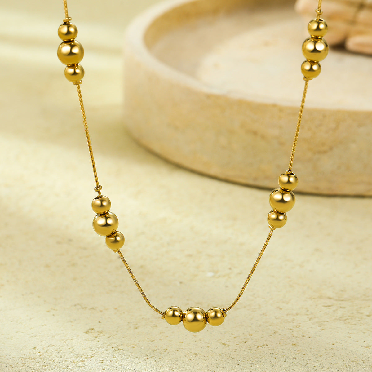 Collar de acero inoxidable redondo minimalista de moda para mujer con acabado chapado y estilo versátil para el día a día